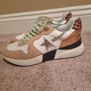 Tennis shoes